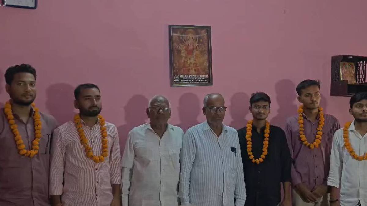 गुरुओं का आशीर्वाद, मेहनत का फल... तकनीकी सहायक बने पांच छात्रों का विद्यालय में सम्मान